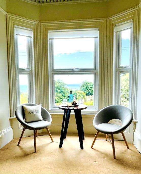 Lottie's Lookout, With Fantastic Sea Views Ventnor