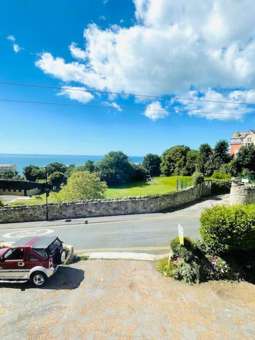 Lottie's Lookout, With Fantastic Sea Views Ventnor